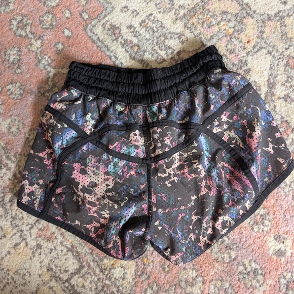 lululemon athletica Black Multicolor Women's Shorts Hotty Hot Size 2 - Picture 2 of 4